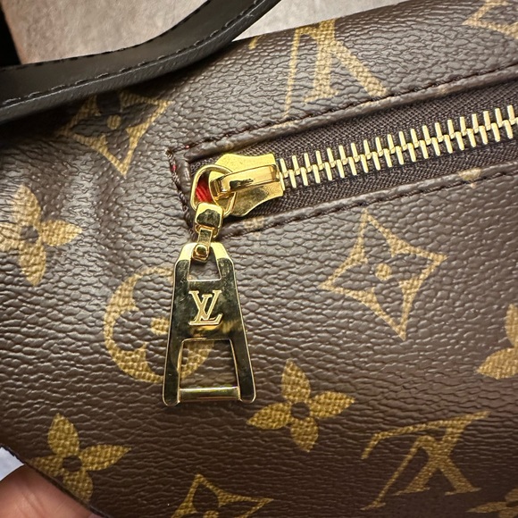 LOUIS VUITTON world tour bumbag - Picture 10 of 16